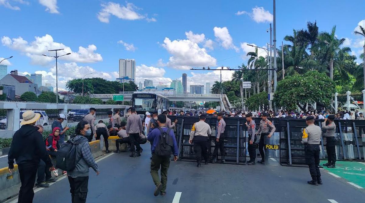 Ada Demo, Jalan di Depan Gedung DPR Ditutup