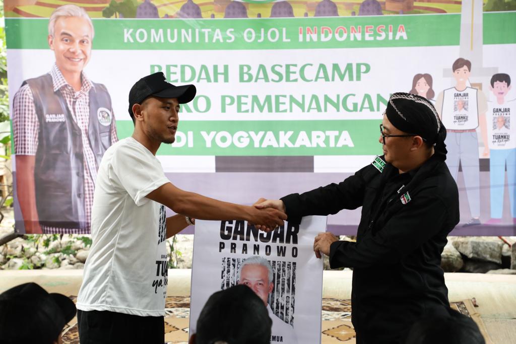 Aksi Solidaritas untuk Affan, Ojol di Yogya Bagi-bagi Pita Hitam