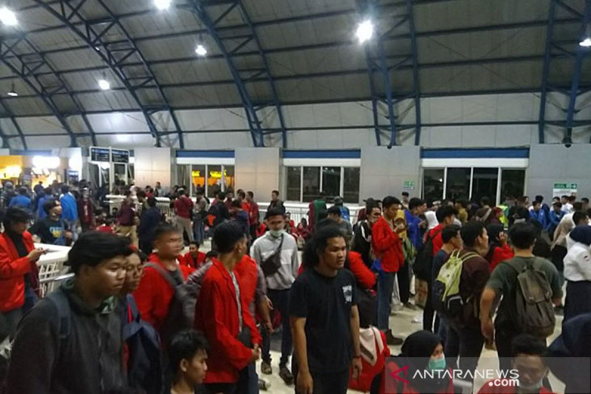 Aktivitas Masyarakat di Stasiun Palmerah Tampak Normal usai Demo Ricuh Semalam