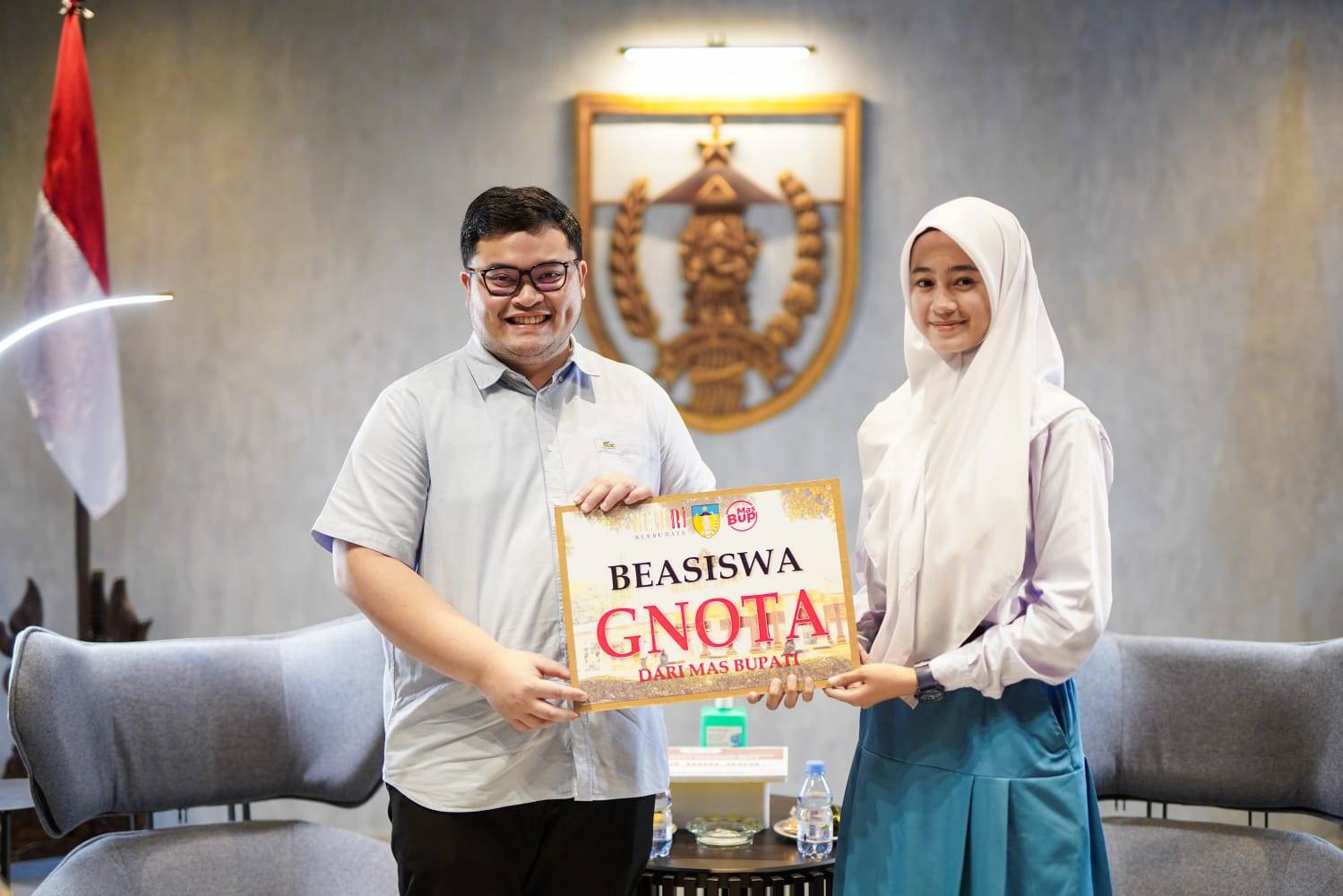 Andre Rosiade Beri Hadiah ke Siswi SMA Dharmasraya Anggota Paskibraka Nasional