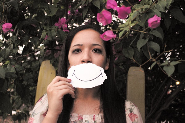 Arti Smiling Depression: Senyum yang Menyembunyikan Kesedihan