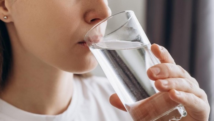 Benarkah Minum Air saat Terbangun di Malam Hari Bikin Ginjal Rusak? Ini Kata Dokter