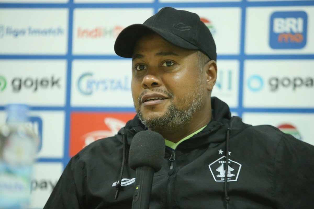 BRI Super League: Keok dari Persik, Pelatih PSBS Divaldo Alves Merasa Kesal dengan Wasit VAR
