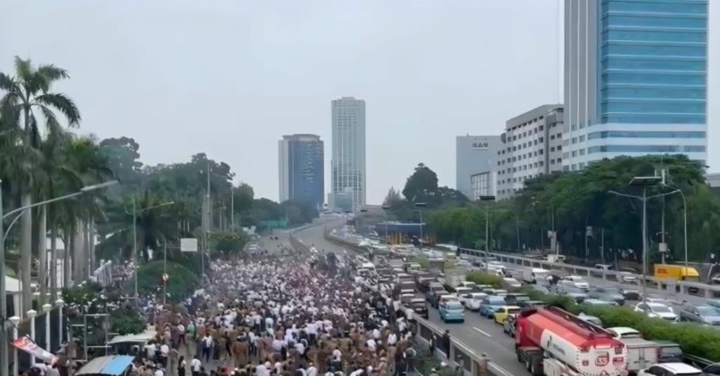 Demo di Depan DPR Berlanjut, Tol Dalam Kota Diblokir