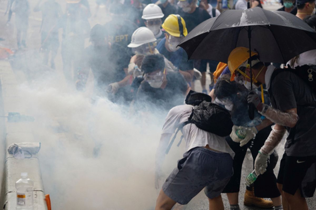 Efek Gas Air Mata Kedaluwarsa yang Dipakai Aparat Kendalikan Aksi Demo: Bahaya Kesehatan dan Pelanggaran Prosedur