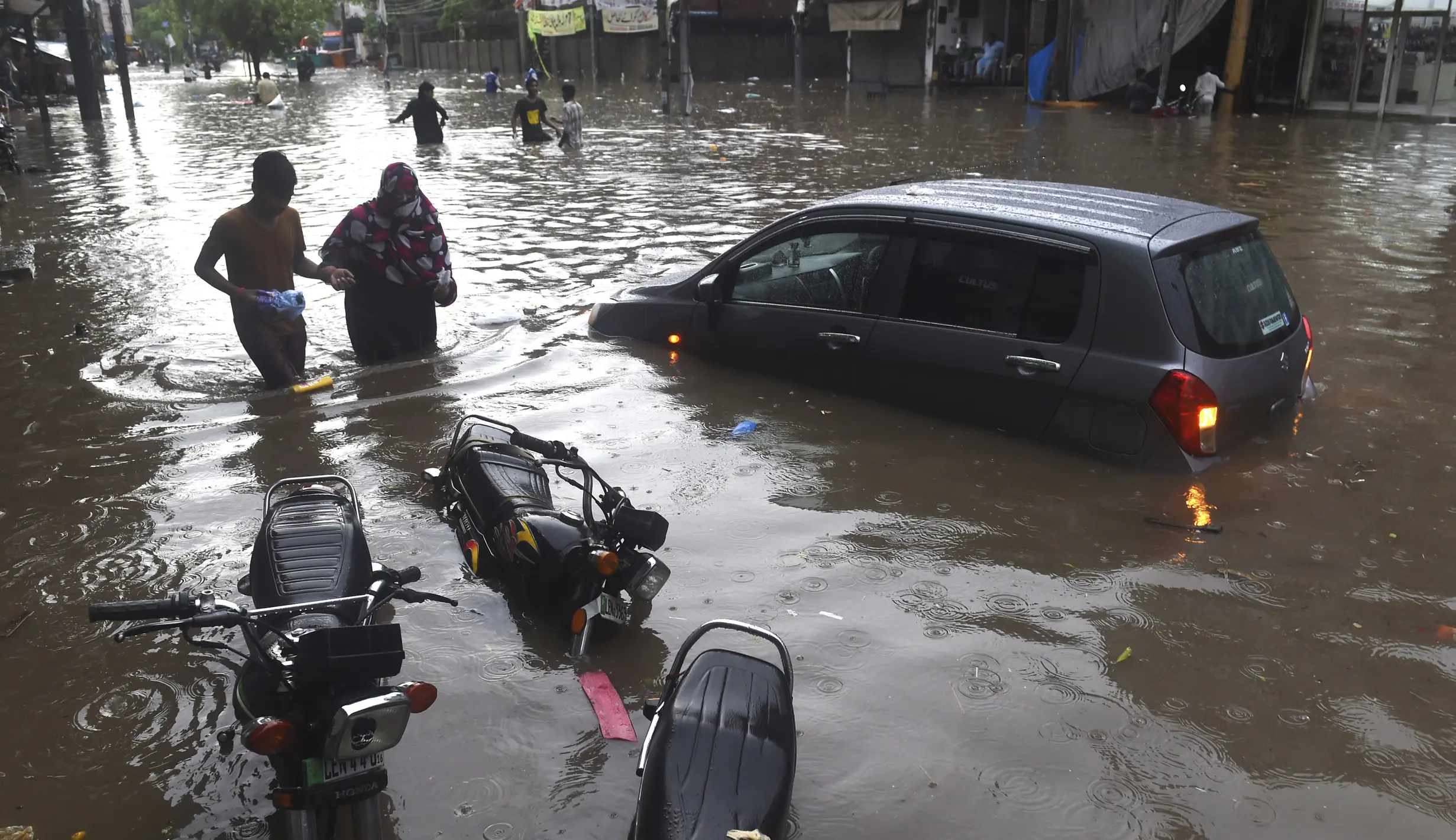 Foto: Pencarian Korban Banjir Bandang Pakistan Berlanjut, Sudah 358 Orang Tewas