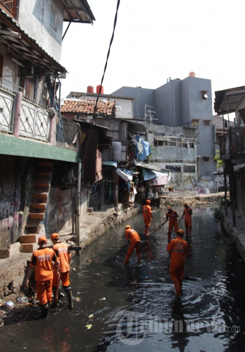 Foto: Satu per Satu Sampah di Kali Krukut Diangkut
