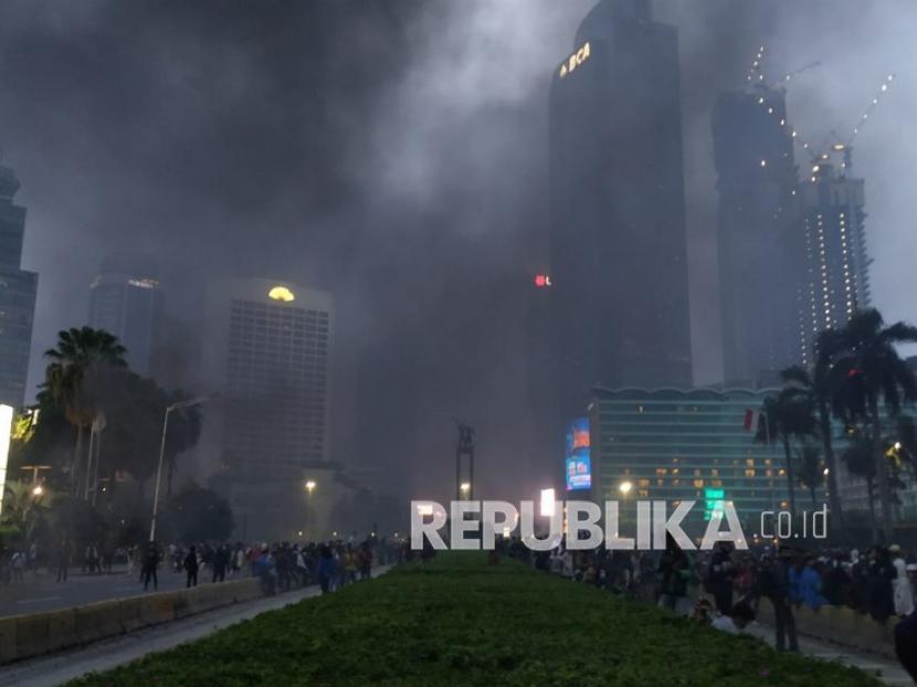 Geram Halte TransJakarta & MRT Dibakar Saat Demo, Warganet: Itu dari Pajak