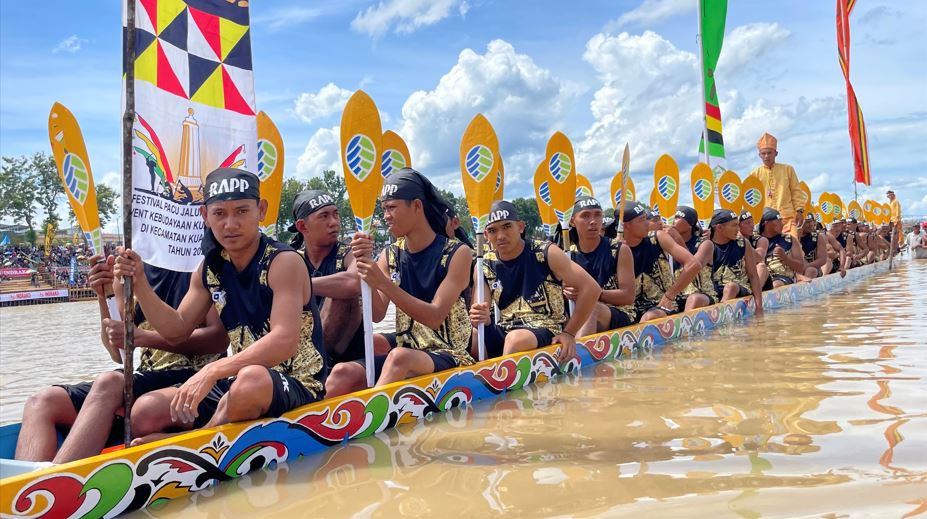 Hadiri Festival Pacu Jalur, Menbud Tekankan Promosi Budaya Lokal ke Panggung Internasional : Okezone Women
