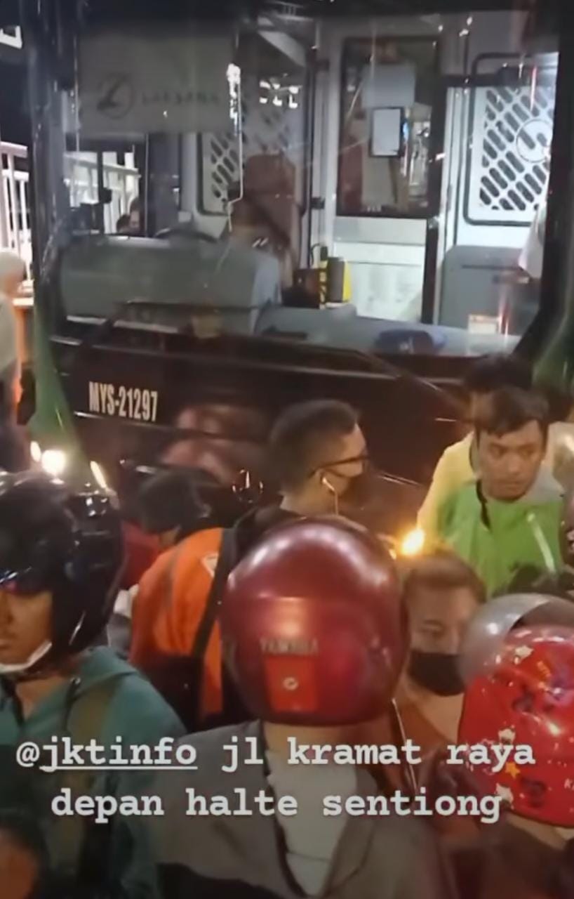 Halte Bus Kramat Kwitang Terbakar Pagi Ini