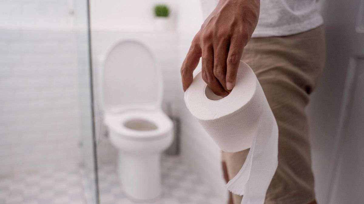 Hati-hati! Duduk Lama di Toilet Sambil Main HP Bisa Bahaya, Ini Penjelasannya