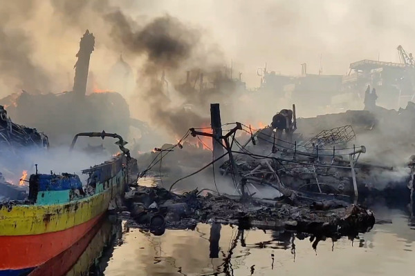 Kantor Mapolsek Tegalsari Hangus Terbakar: Situasi Mencekam di Pusat Kota Surabaya