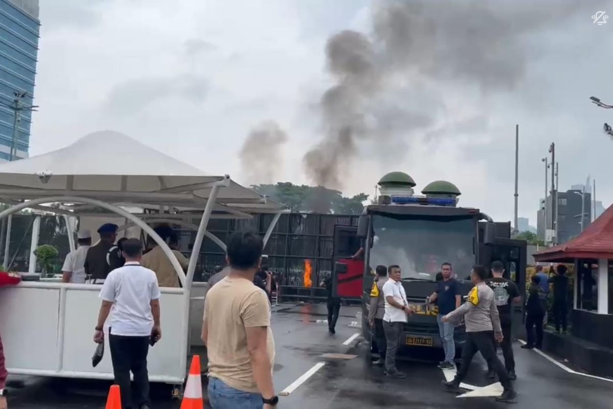 Massa Demo DPR Datang dari Arah Palmerah: Lempar Batu, Bakar Ban