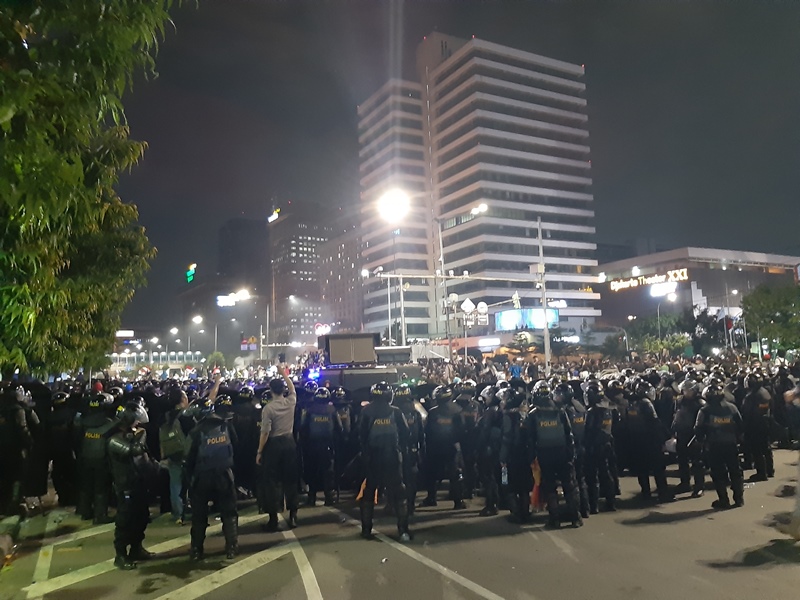 Massa Serang Mako Brimob Polda Metro Jaya dengan Petasan, Dibalas Gas Air Mata