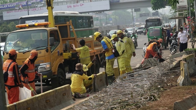 Melihat Beton Pembatas di Depan DPR yang Berlumur Oli dan Dijaga Polisi