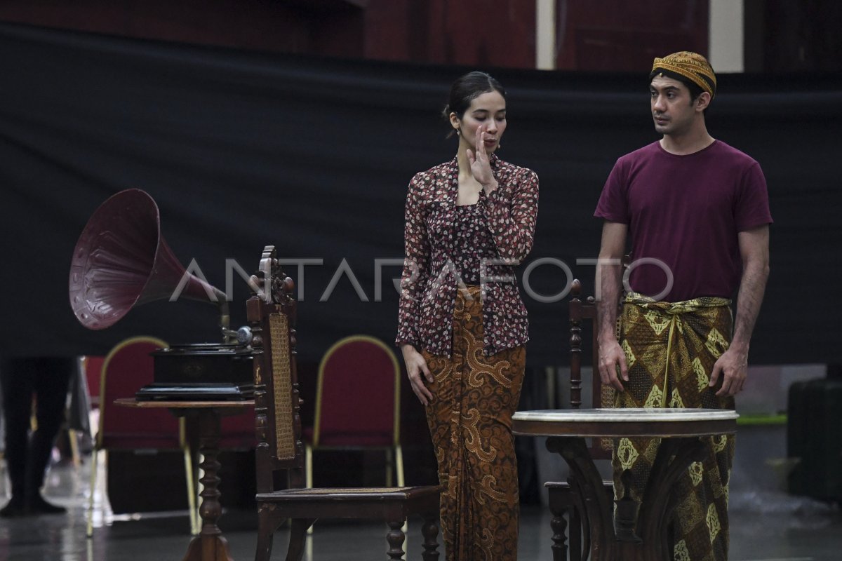 Melihat Sesi Latihan Jelang Pentas Teater Bunga Penutup Abad