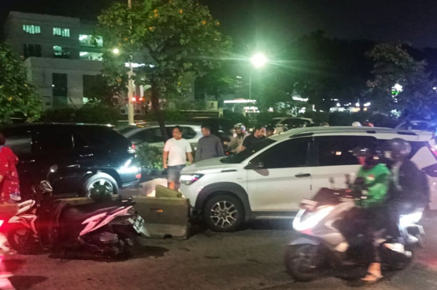Mobil Tabrak Separator Busway di Dekat GT Slipi 2 Arah Semanggi, Lalin Tersendat