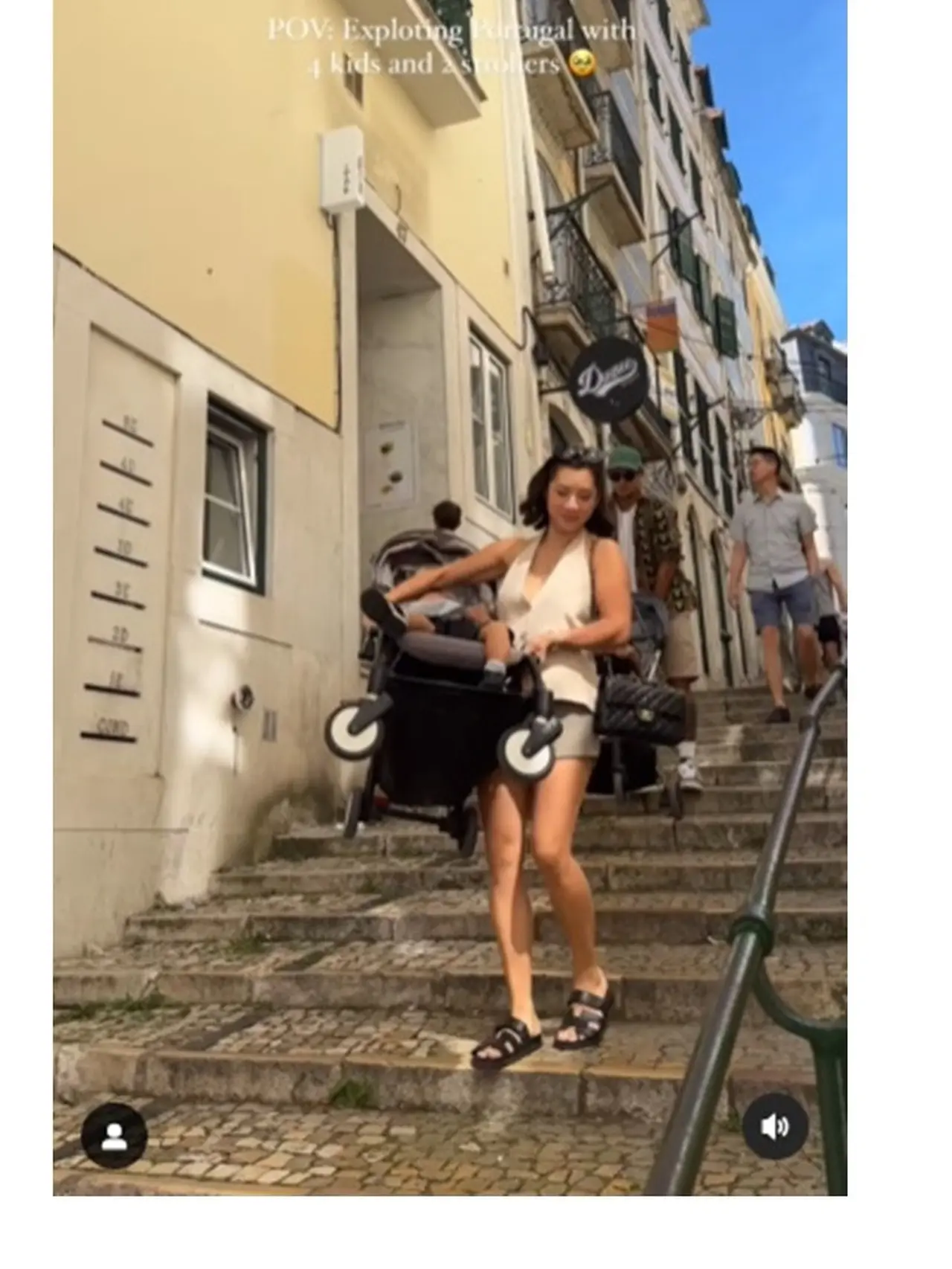 Momen Jennifer Bachdim Angkat Stroller Sendiri saat Liburan, Netizen Kagum!