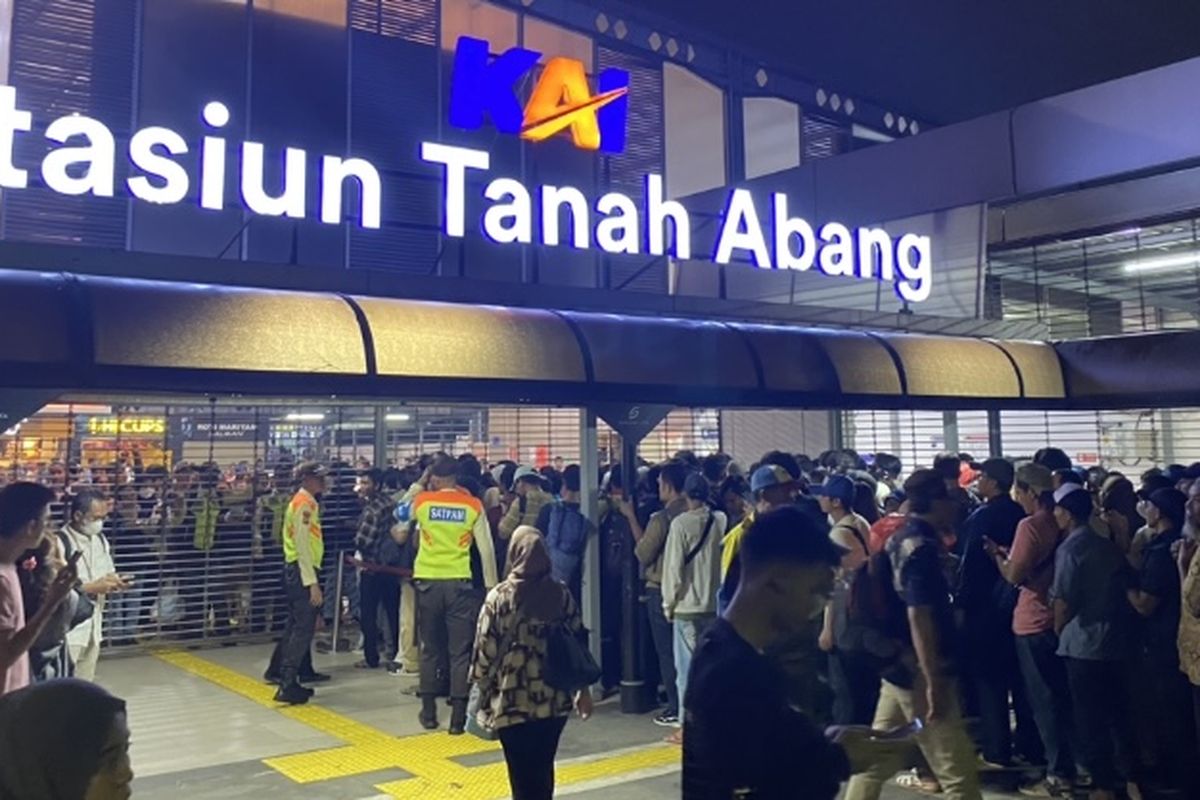 Penumpang KRL di Tanah Abang Makin Menumpuk Imbas Demo, Ada yang Tidur di Lantai