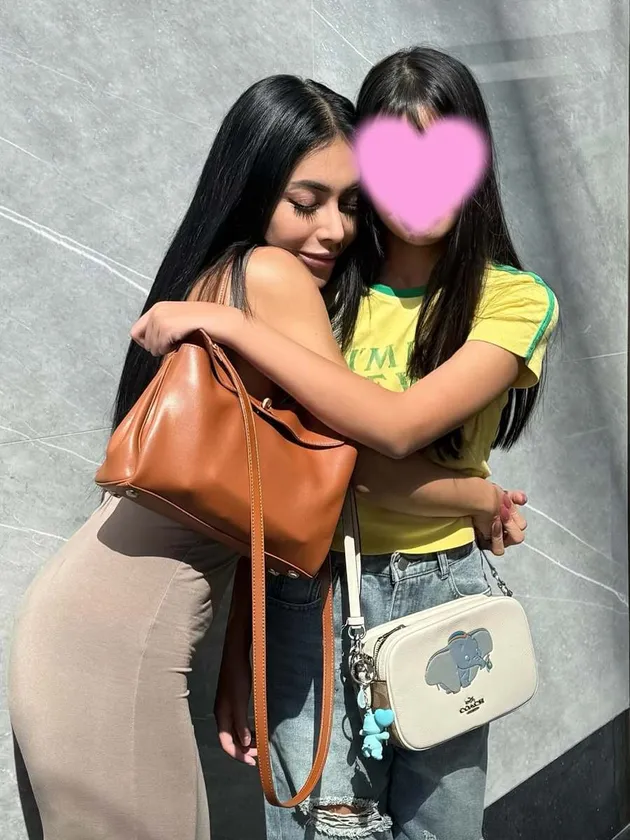 Potret Denada dan Aisha Sang Putri Saat Jalan Bareng, dari Belakang Dibilang Kembar
