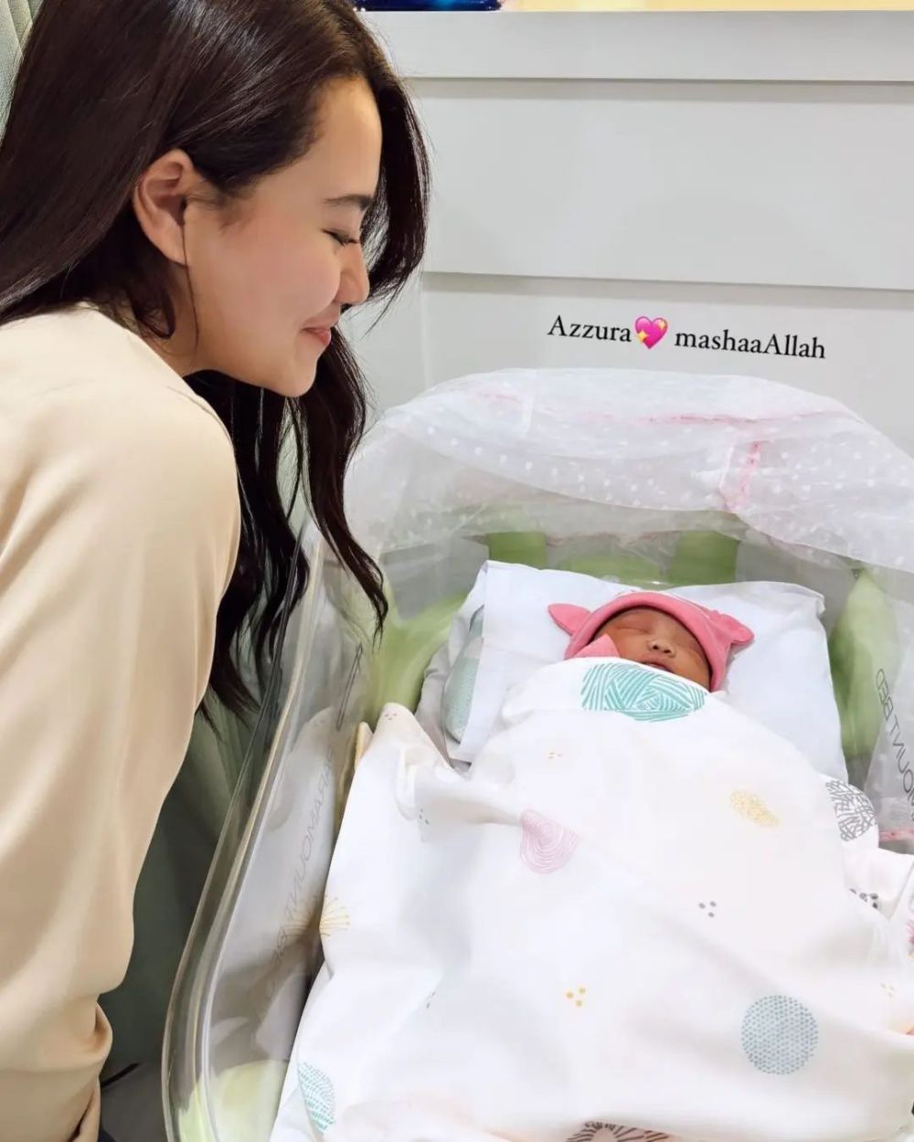 Potret Stylish Aaliyah Massaid Saat Menggendong Anak