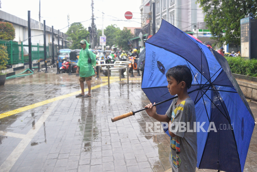 Prediksi Cuaca Bandung Raya, 20 Agustus 2025: Berawan, Hujan Ringan, dan Suhu Sejuk Mendominasi