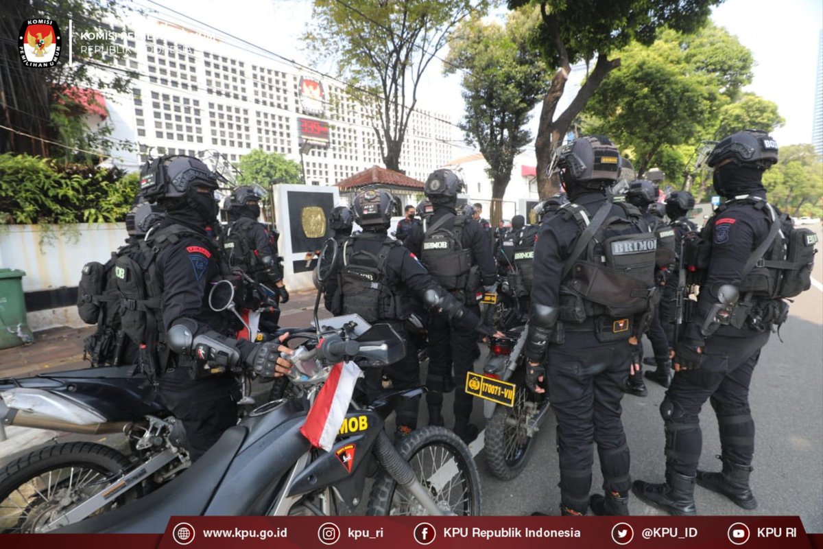 Rusuh di Depan Mako Brimob Polda Metro Jaya: 8 Mobil Dibakar