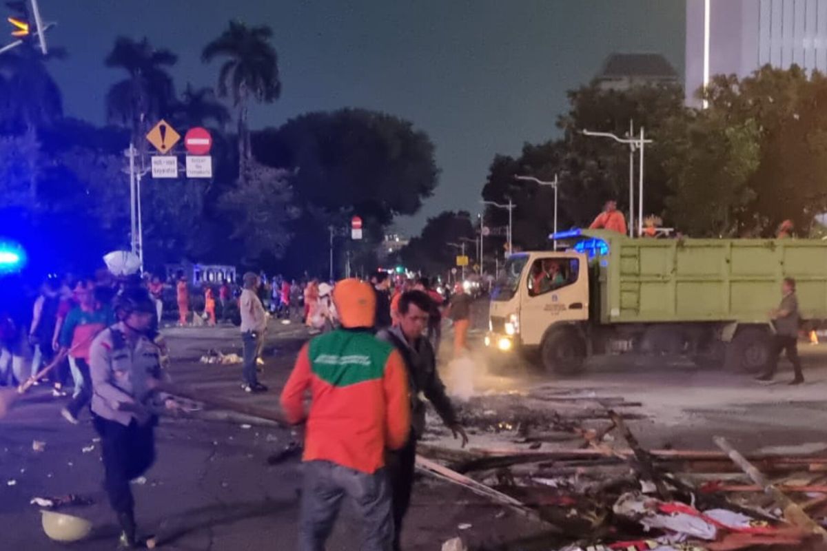 Saat Pasukan Oranye Bersihkan Vandalisme dan Sampah Usai Demo di Depan DPR