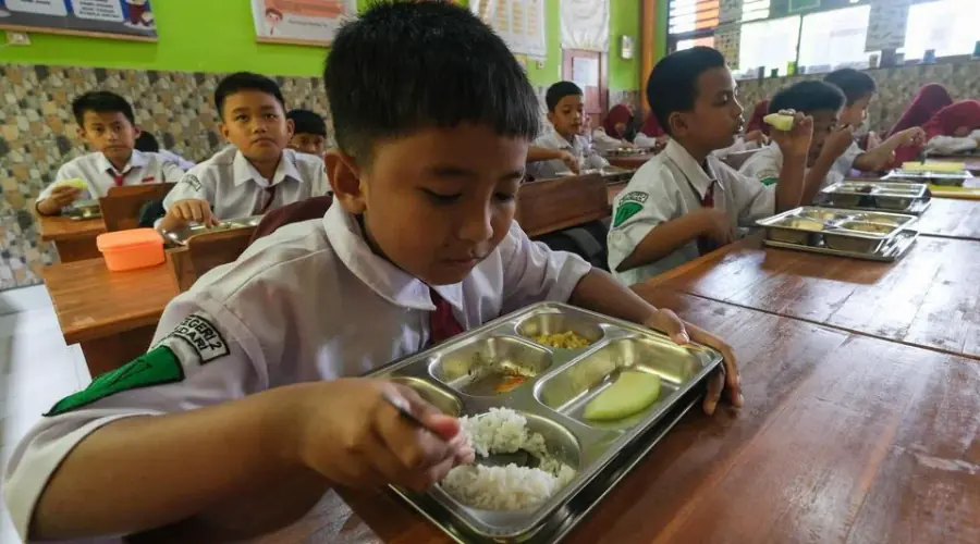 Separuh Anggaran Pendidikan untuk MBG, Pakar Soroti Kesejahteraan Guru