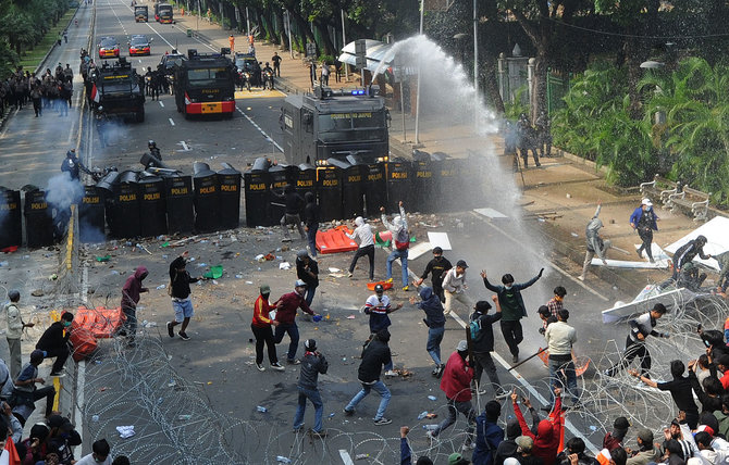 Siasat Warga Atasi Efek Perih Gas Air Mata, Ini yang Dilakukan