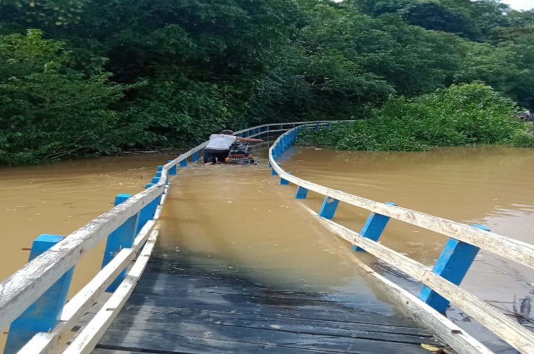 Tak Ada Jembatan & Air Sungai Meluap, Warga Polman Terpaksa Lahiran di Mobil Bak