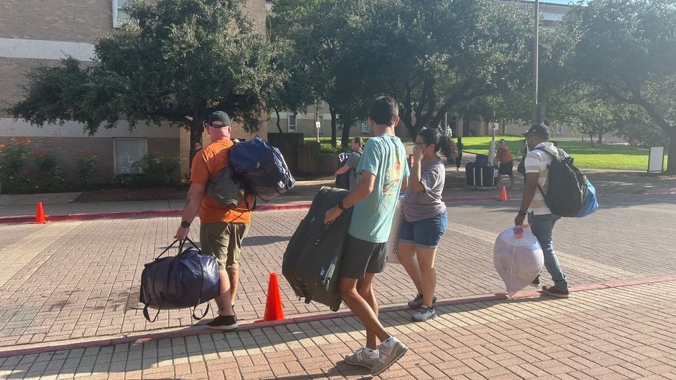 Thousands of Longhorns Move to UT Austin During Mooov-In Day