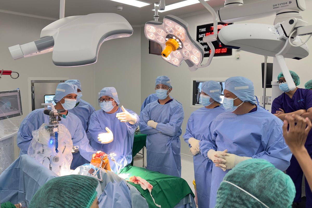 Total Knee Replacement di Mayapada Hospital Surabaya, Lebih Presisi & Nyaman.