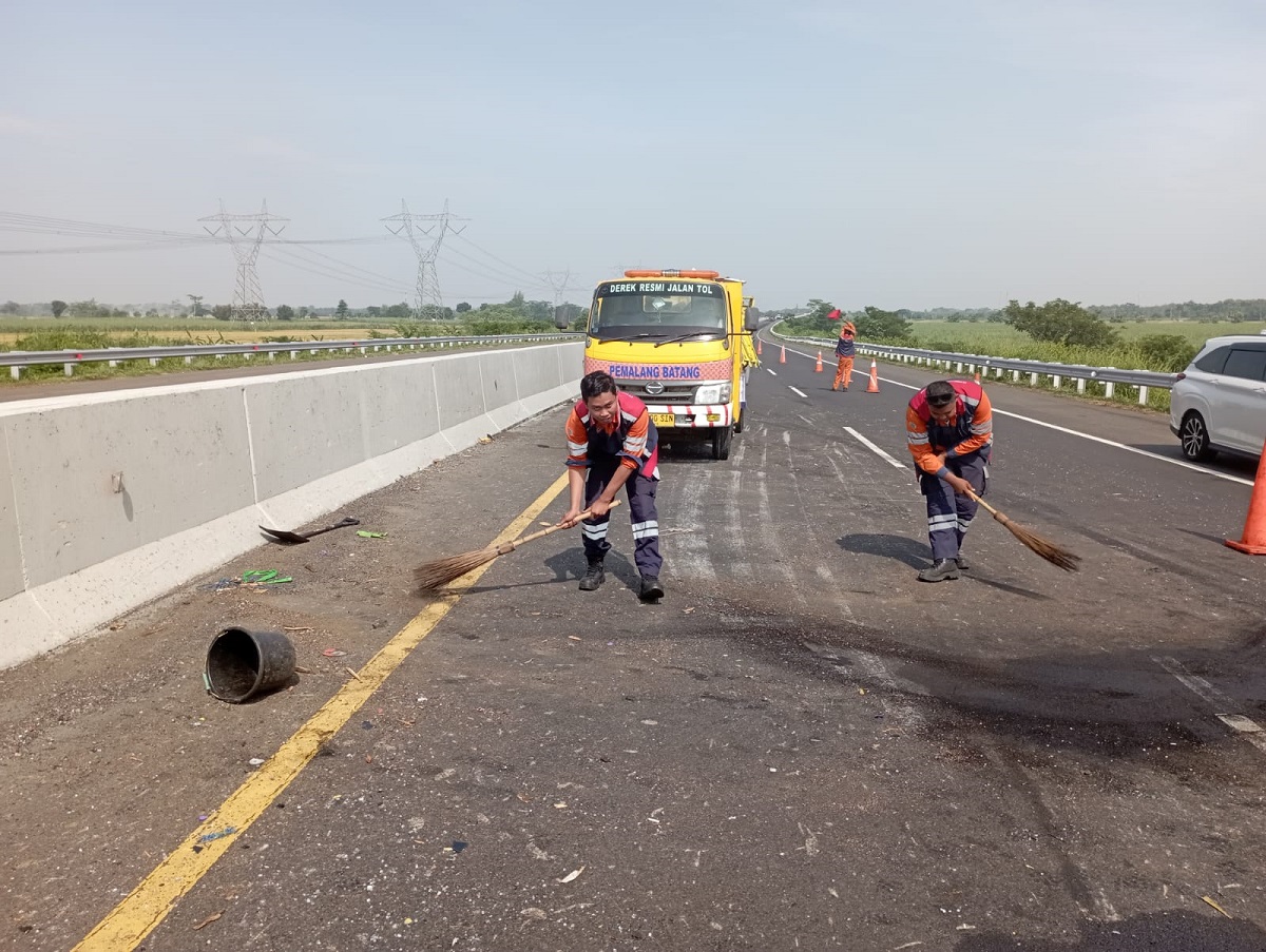 Truk Angkut Tabung Gas LPG Tabrak Truk Tronton di JORR, Terbawa hingga 5 Km