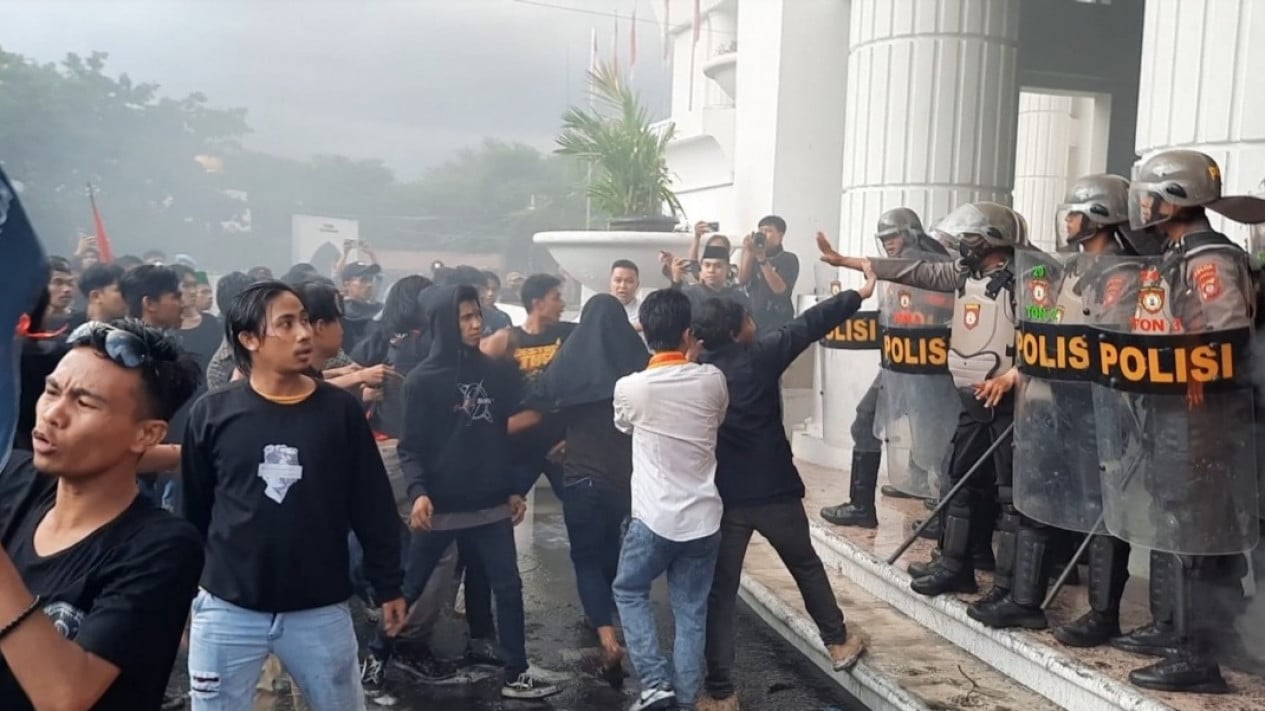 Unjuk Rasa yang Berakhir Ricuh Ganggu Aktivitas Sosial Ekonomi di Surabaya