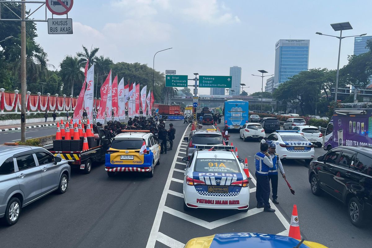 Update Kondisi di Depan DPR: Tol Dalkot Lancar, TNI-Polisi Siaga