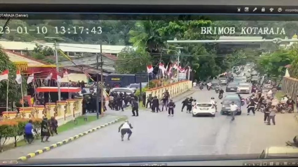 Update Situasi di Mako Brimob Kwitang: Polisi Bermotor Turun, Massa Kocar-kacir