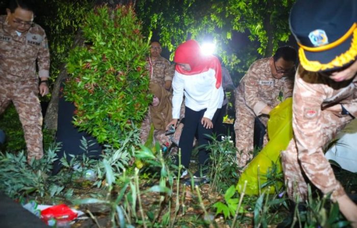 Usai Pesta Rakyat, Khofifah Turun Langsung Pastikan Taman Apsari Bersih
