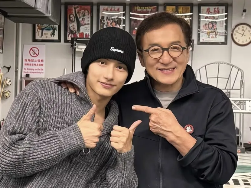 Video: Duet Jun SEVENTEEN dan Jackie Chan Lawan AI