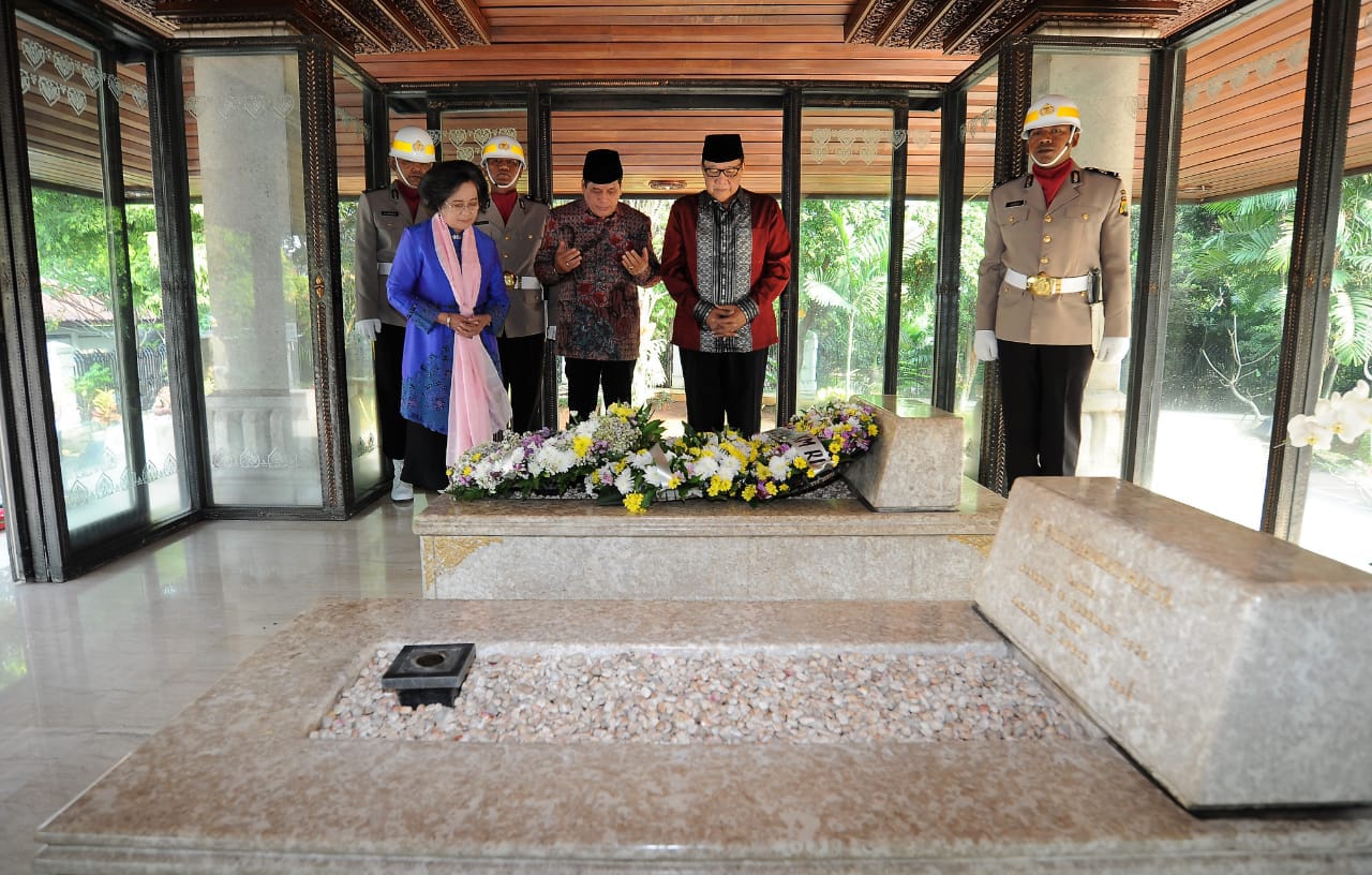Video: Momen Menteri Ara Ziarah ke Makam Bung Hatta di Tanah Kusir