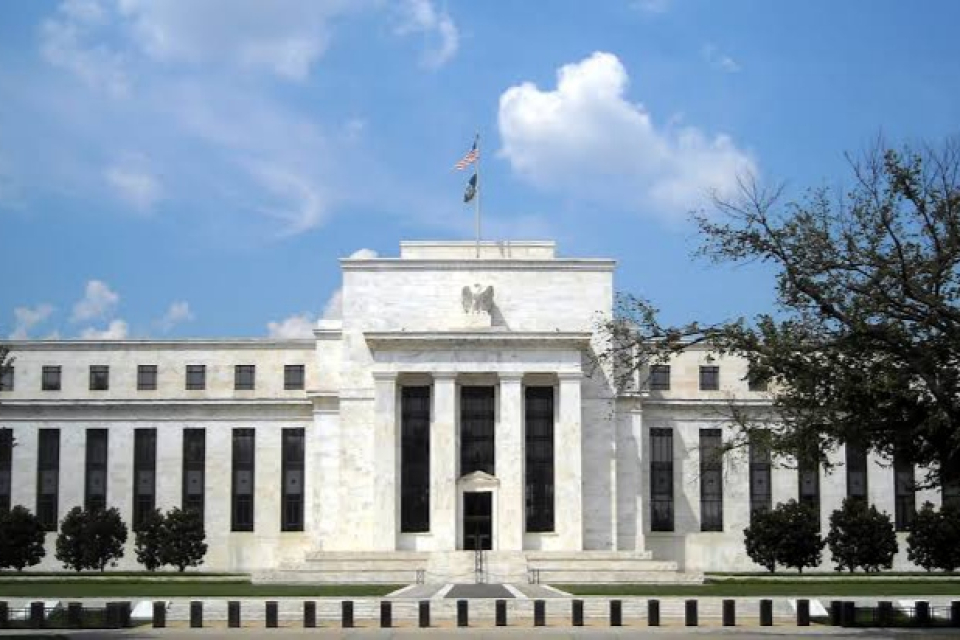 Wall Street Melemah, Pasar Waspadai Arah Kebijakan Suku Bunga The Fed