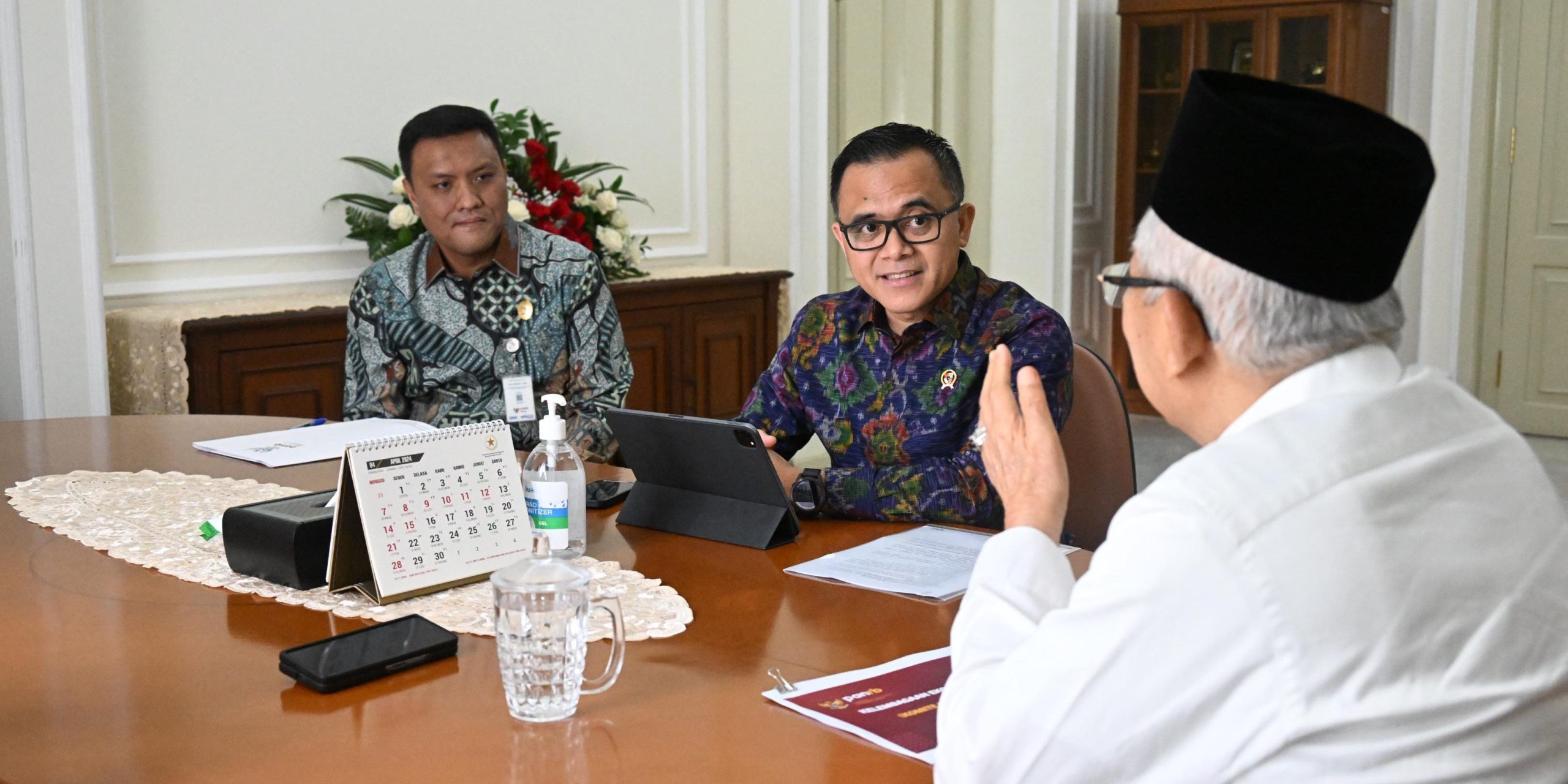 Warga Jogja Protes Kenaikan Tunjangan DPR, Kirim Korek Kuping ke Senayan
