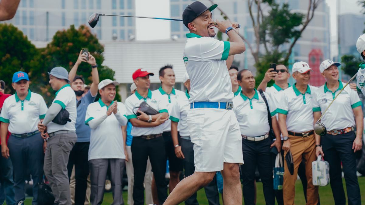 3 Gaya Nyentrik Ahmad Sahroni saat Bermain Golf : Okezone Women