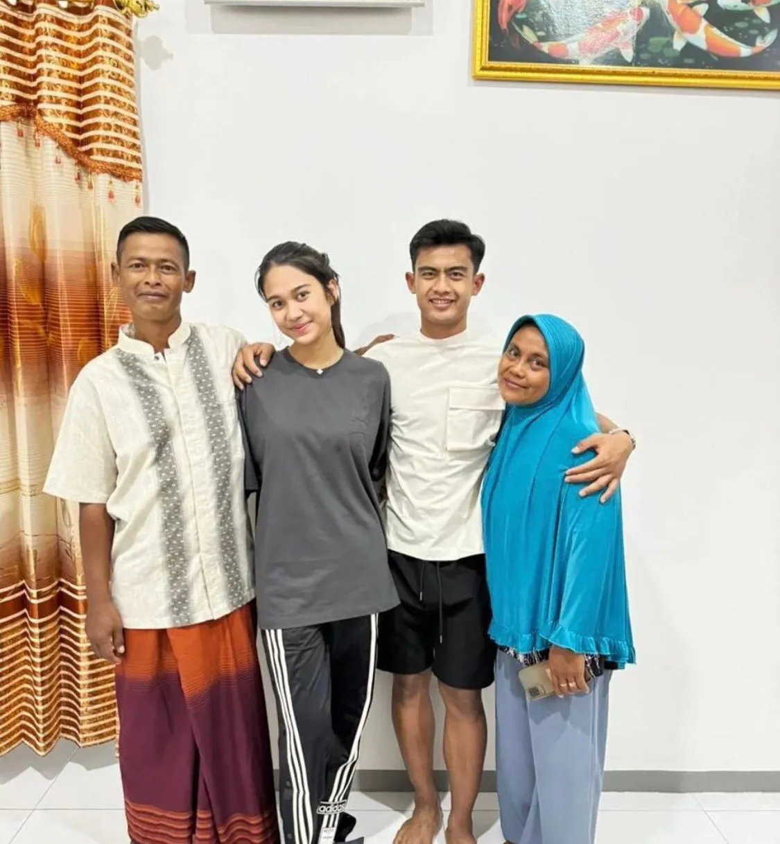 3 Potret Azizah Salsha Look Back Pose dengan Backless Dress : Okezone Women