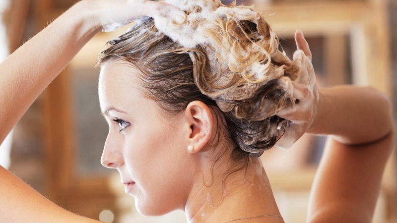 Agar Rambut Sehat, Yuk Cek Waktu Terbaik untuk Keramas : Okezone Women