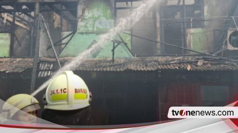 Bangunan di Jakut yang Terbakar Ternyata Gudang Karpet, Penyebab Korsleting