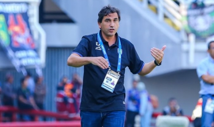 BRI Super League: Eduardo Almeida Optimistis Semen Padang Bisa Curi Poin di Kandang Persebaya