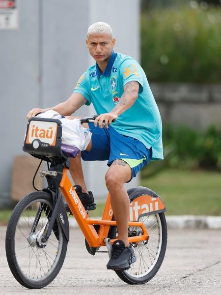 Briga pela vaga de 9 da seleção vira gangorra com trocas de técnicos.