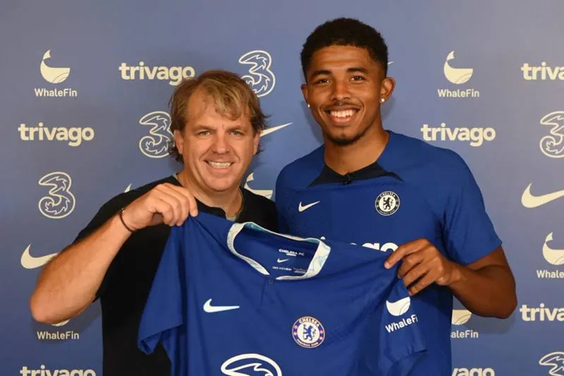 Carragher Công Kích Chelsea: "Chi 2 Tỷ Bảng Mà Chỉ Đổi Lấy Cúp Nhỏ"