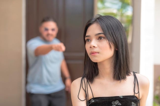 Ciri-Ciri Perempuan dengan Daddy Issue, Sulit Percaya Orang Lain